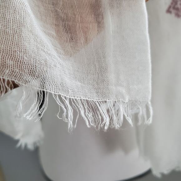 White Large Lightweight Aztec Pattern Fringe Hemmed Scarf - Picture 5 of 6